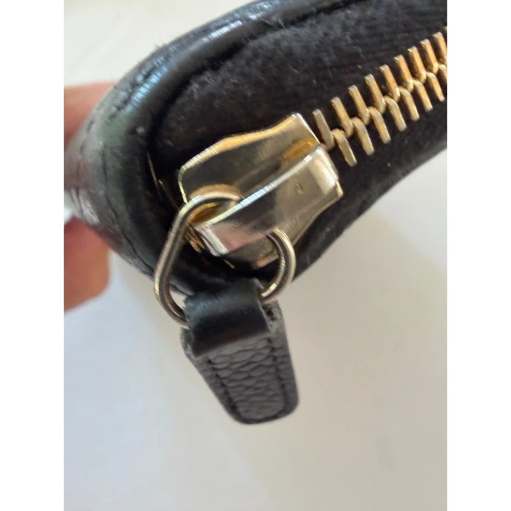 CHANEL coin exterior